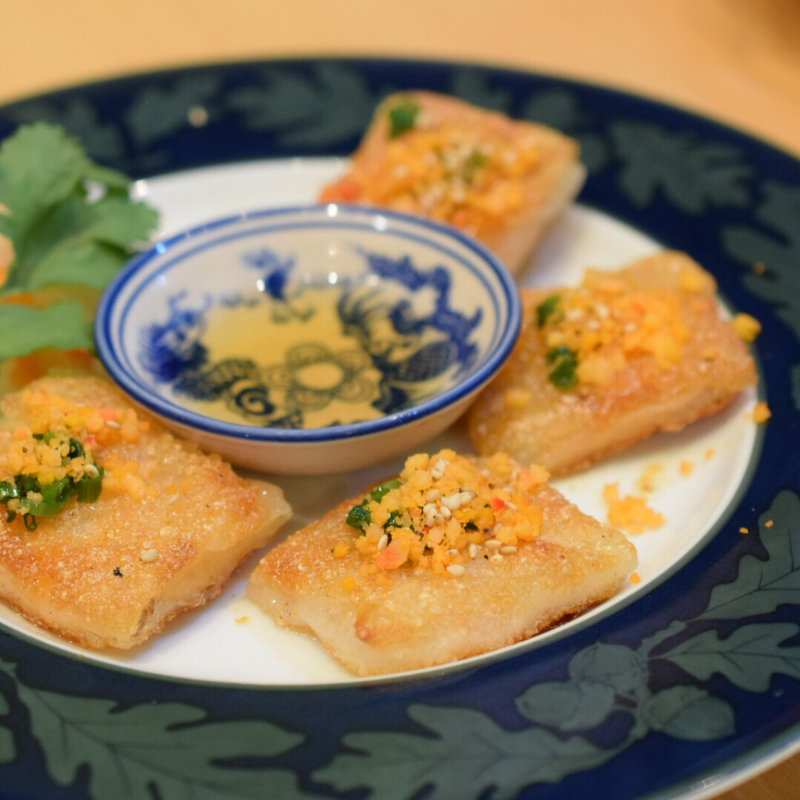 えびのすり身入り、揚げ餅風、ヌクアムソース