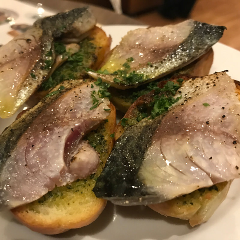 サバのガーリックトースト(BASEMENT SEA GARDEN ONO)