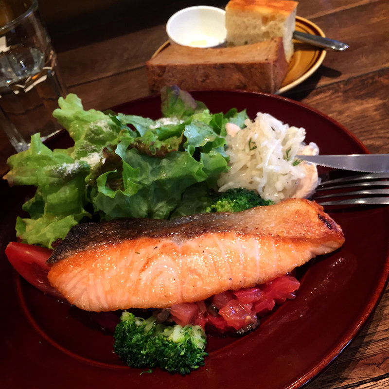 ノルウェーサーモンのレアソテーフレッシュトマトソース(THE CITY BAKERY アトレ品川)