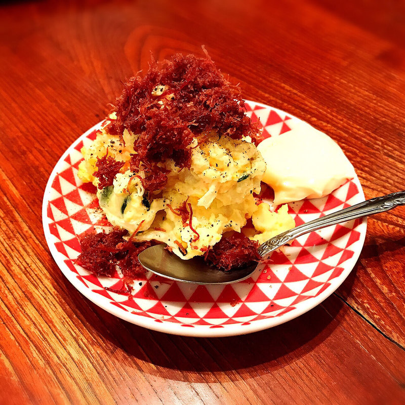 ポテサラ焼コンビーフ乗せ(博多うどん酒場 イチカバチカ恵比寿店)