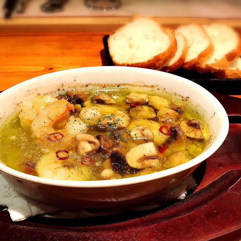 マッシュルームとエビのアヒージョ(M.E.S. Cafe & Bar)