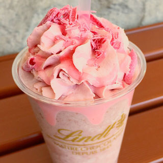 リンツ ホワイトチョコレート サクラアイスドリンク(リンツ ショコラ ブティック＆カフェ 神戸三田プレミアム・アウトレット店)