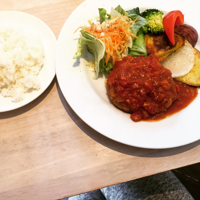 トマト煮込み豆腐入りハンバーグと季節の焼き野菜(コッカ食堂)