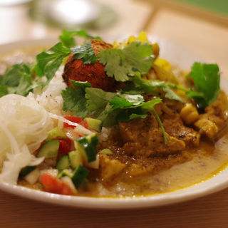 ポークビンダルと厚あげのカレーとキーマカレーのあいがけスパイス玉子のせ(curry phakchi(パクチー))