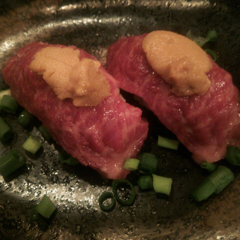 馬肉握りのウニ乗せ(はあと)