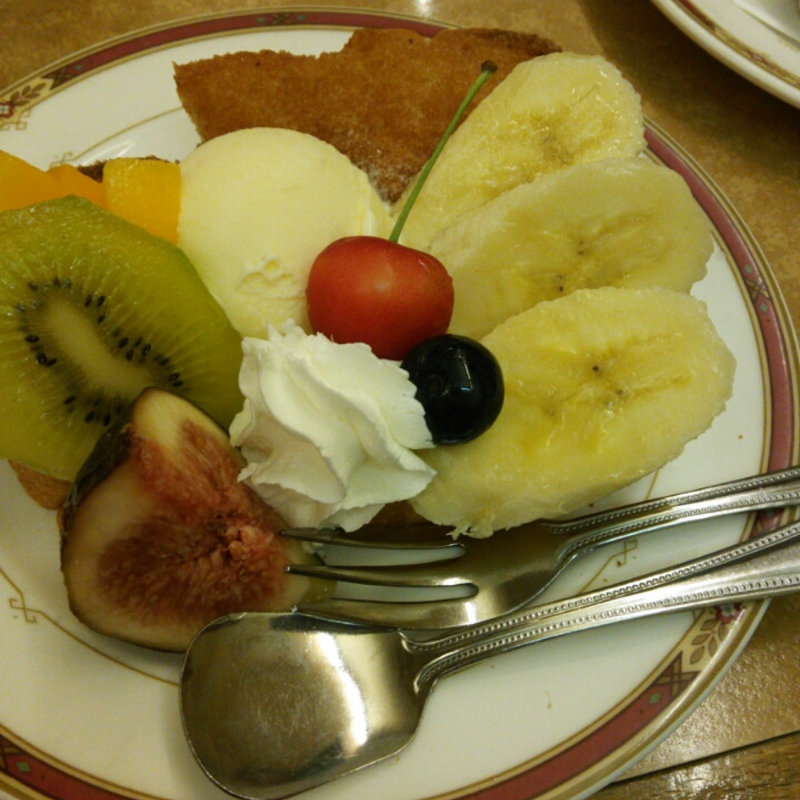 シナモントーストとフルーツ(ブラックブラウン 渋谷店)