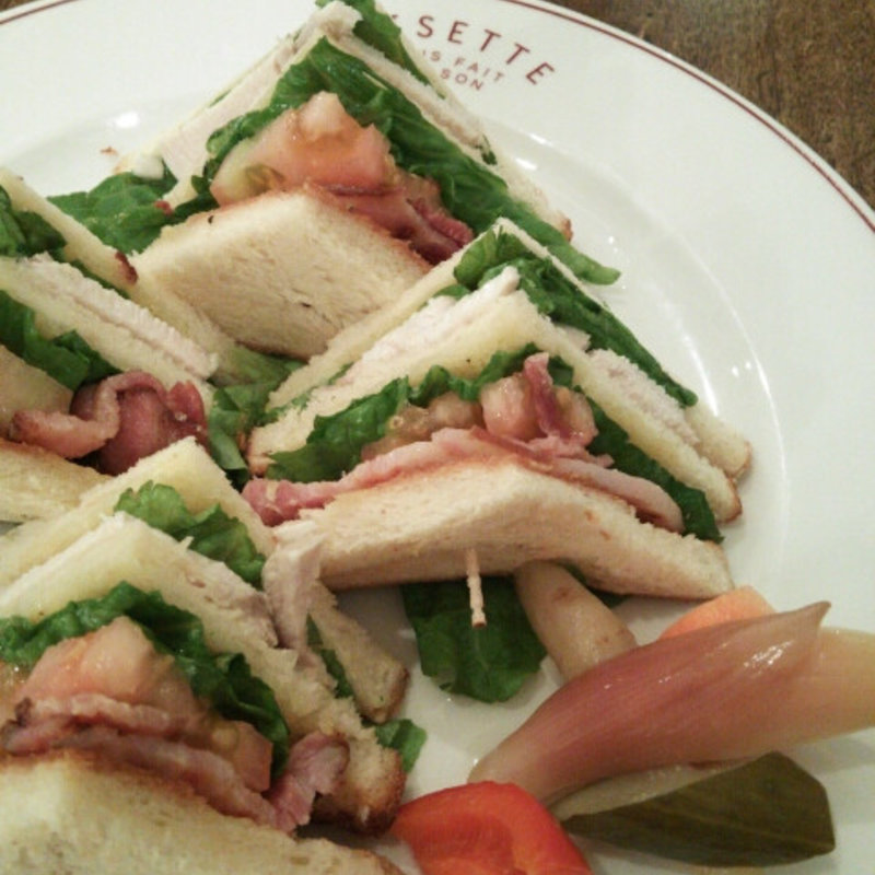 ピクルス付きのクラブハウスサンド(リゼッタ （LISETTE）)