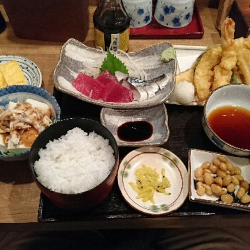 お盆に乗らないお盆限定 お盆に乗らない定食(普通の食堂いわま)