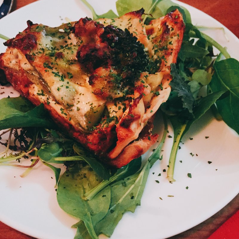 鴨のラグーと緑野菜のキッシュ(ボン ビアンドゥ)