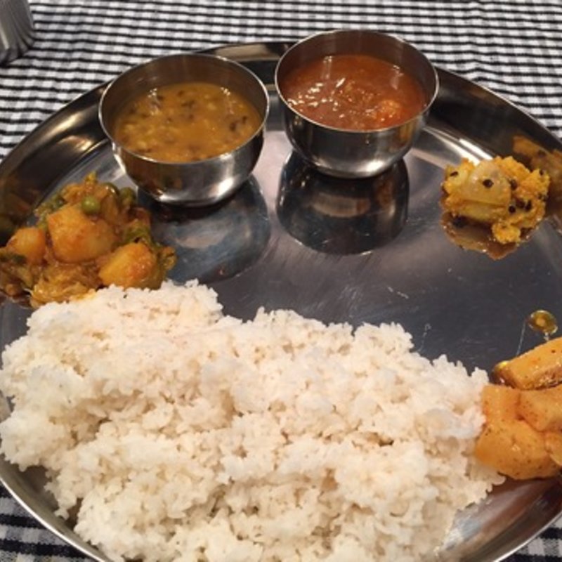 ダルカレーとチキンカレー ネパールのごはんセット（ミート）(カジャ ガル （KHAJA GHAR）)