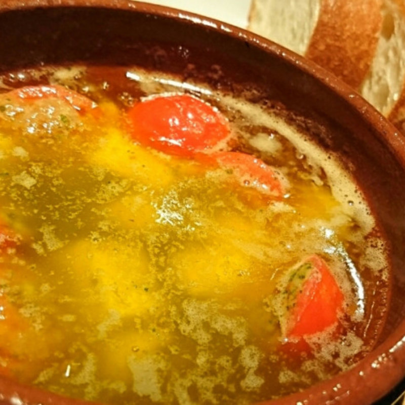 トマトとモッツァレラチーズのアヒージョ(マル デ ボッカ 大阪マルビル店 （Mar de Boca）)