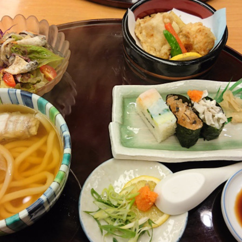 ふぐづくし定食(づぼらや新世界本店)