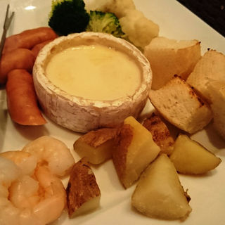丸ごとカマンベールのチーズフォンデュ(チーズ de トマト （チーズ デ トマト）)