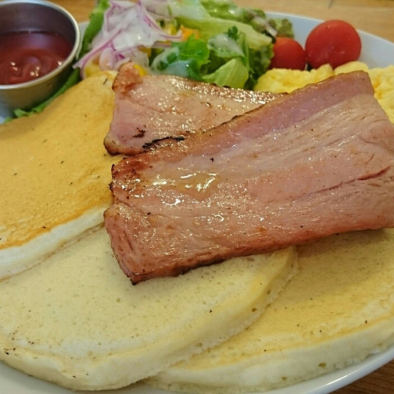ベーコンとスクランブルエッグのパンケーキ(bran cafe （ブランカフェ）)