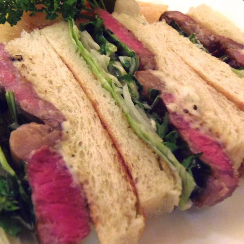 フレーバーチーズのステーキサンドウィッチ(鉄板焼 よこはま)