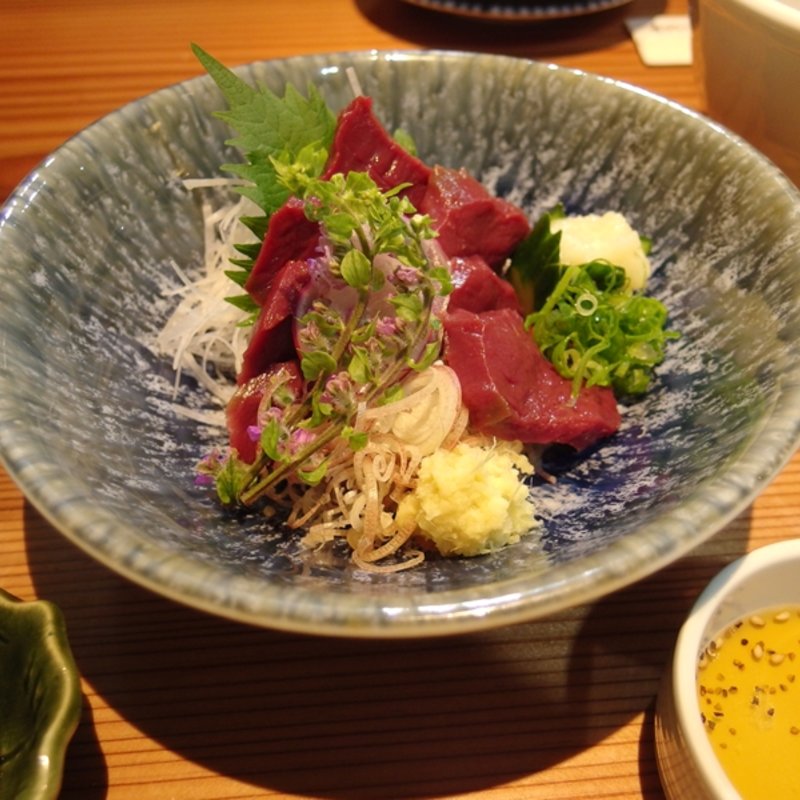 馬ハツ刺し塩胡麻油(松本藩酒場 酒楽 （シュラク）)