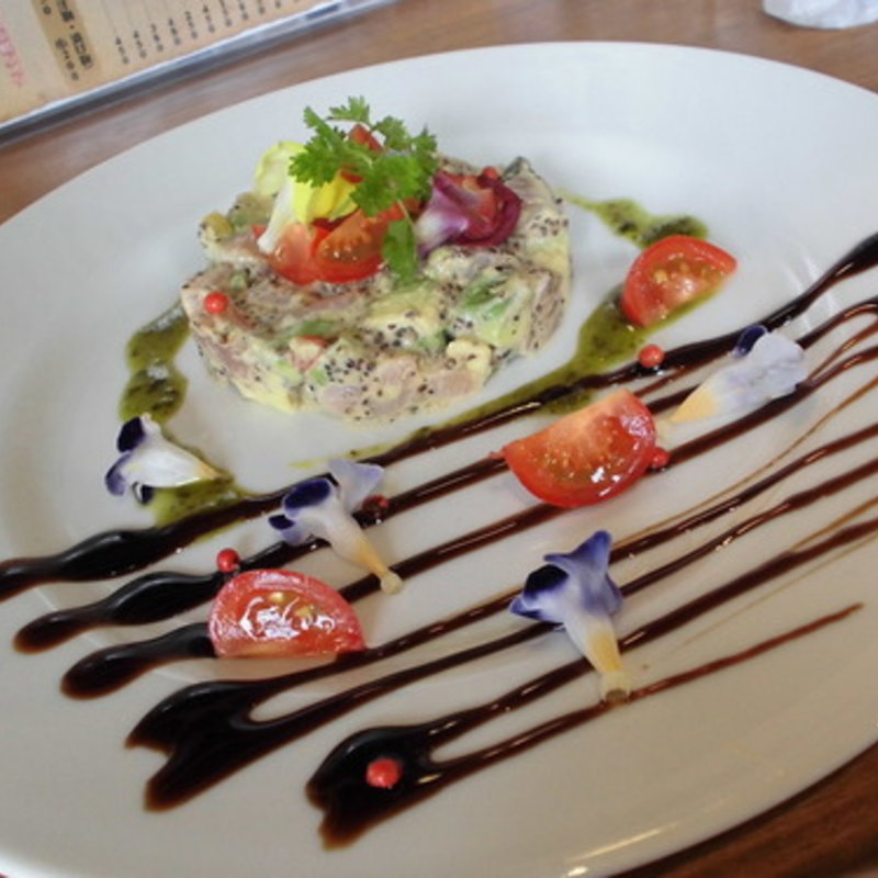 中トロとアボカドのタルタル(天空の立ち呑みとさか)