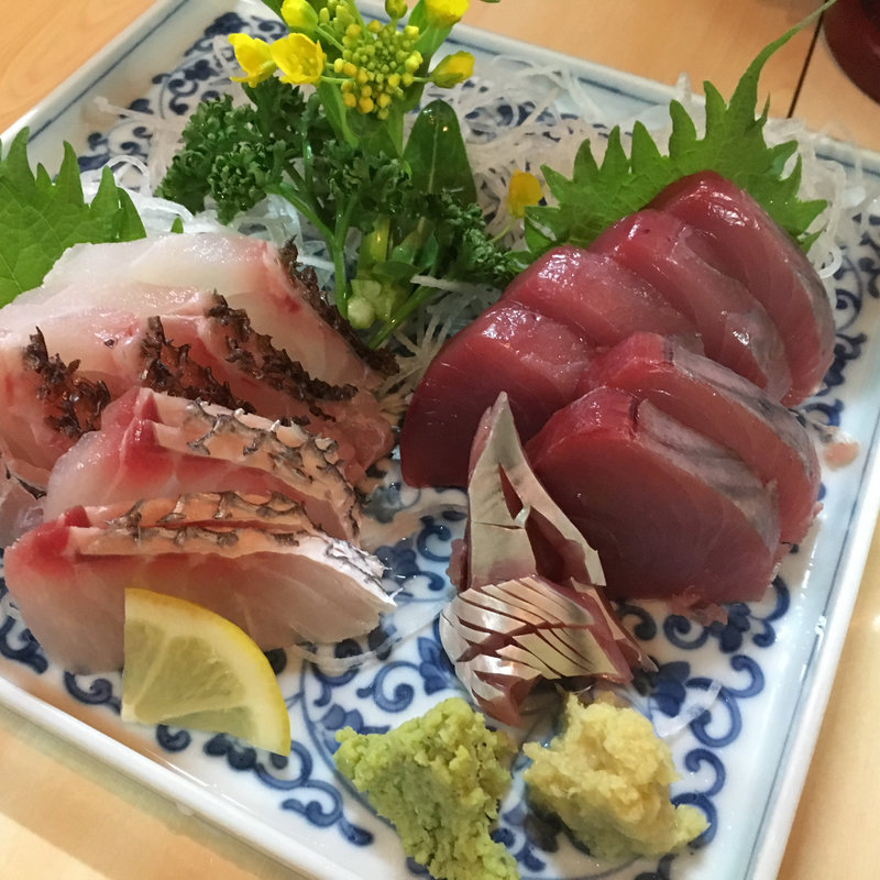 カツオの刺身、タイの刺身(ちその実 )