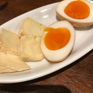 卵とカマンベールチーズのスモーク(BEER STAND molto!! 阪急三番街店)