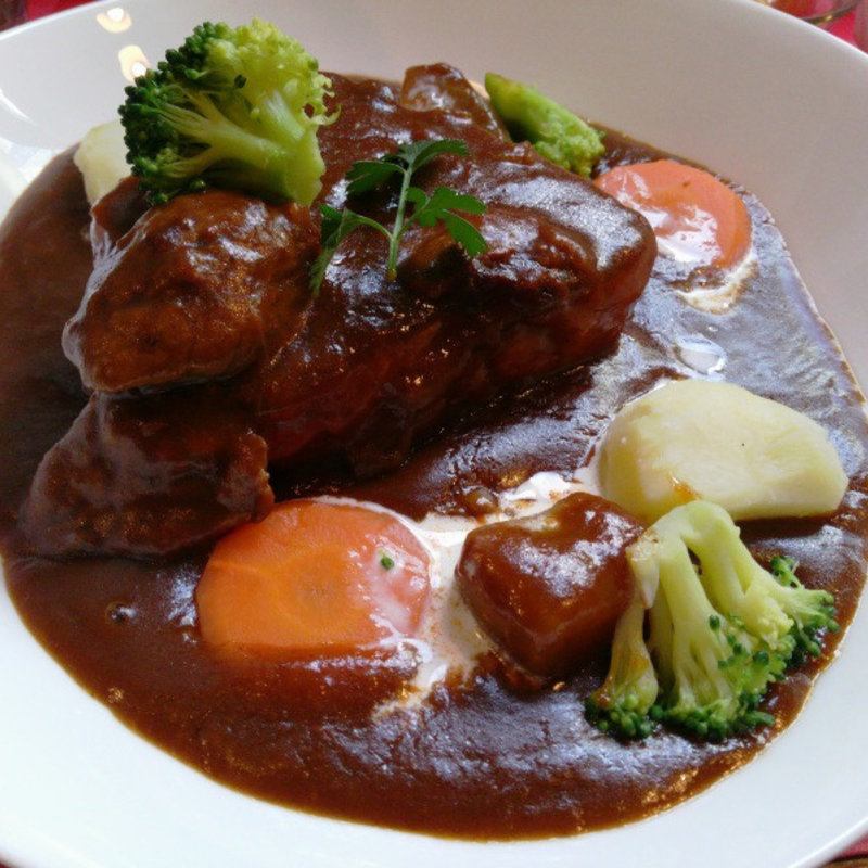 ビーフと野菜のデミグラスソース煮込み、ミニサラダ付(カフェ irodori （イロドリ）)