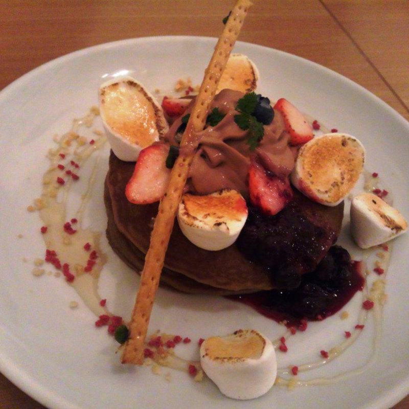 ベリーと焼きマシュマロのフォンダンショコラパンケーキ(Butter 茶屋町 （バター）)