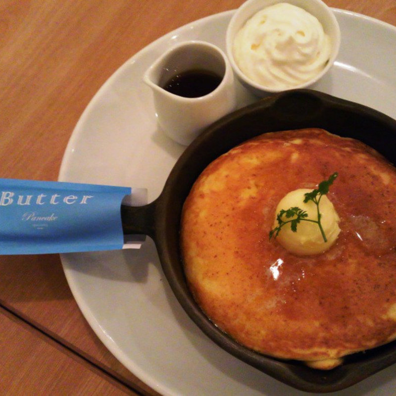 発酵バターの窯出しフレンチパンケーキ ～純生クリーム添え～(Butter 茶屋町 （バター）)