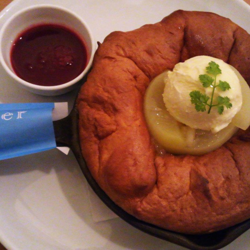 白桃とラズベリーソース、バニラアイスのスフレパンケーキ(Butter 茶屋町 （バター）)