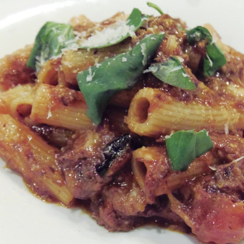 じっくり煮込んだ牛すじとモッツァレラチーズのピリッと辛いトマトソース(エリコイダーリ)(トラットリア イル カンポ ダ シゲ)