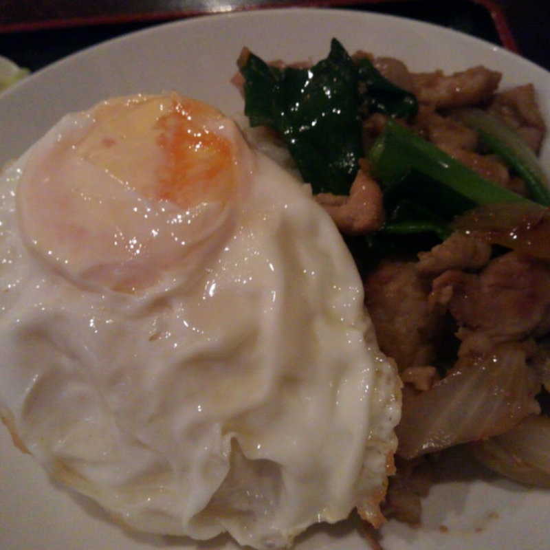 ラオスの豚肉とニンニクのスタミナ定食(ムー・ガティアム)(サワッディー Sawas Dee สวัสดี)