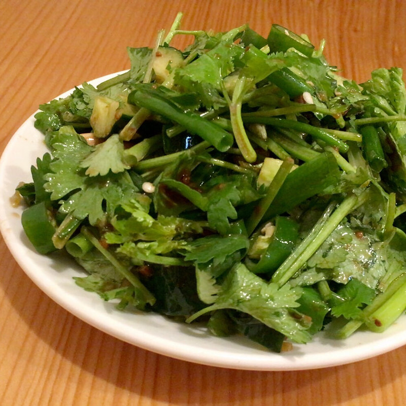 老虎菜（青唐辛子とパクチーとキュウリのサラダ）