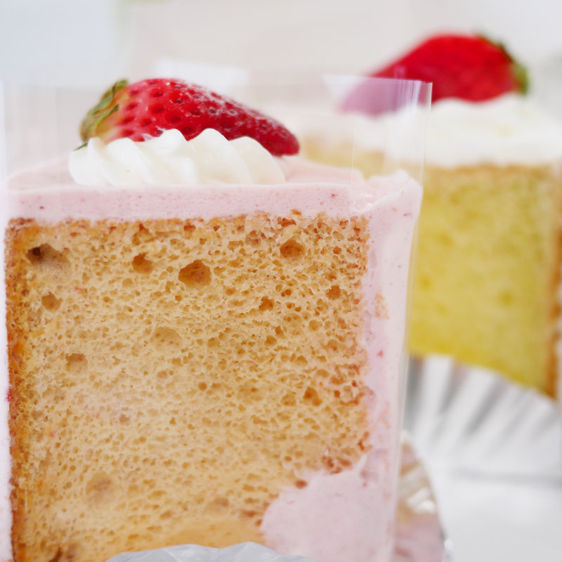 苺のシフォンケーキとプレーンシフォンケーキ(Blue Santa)