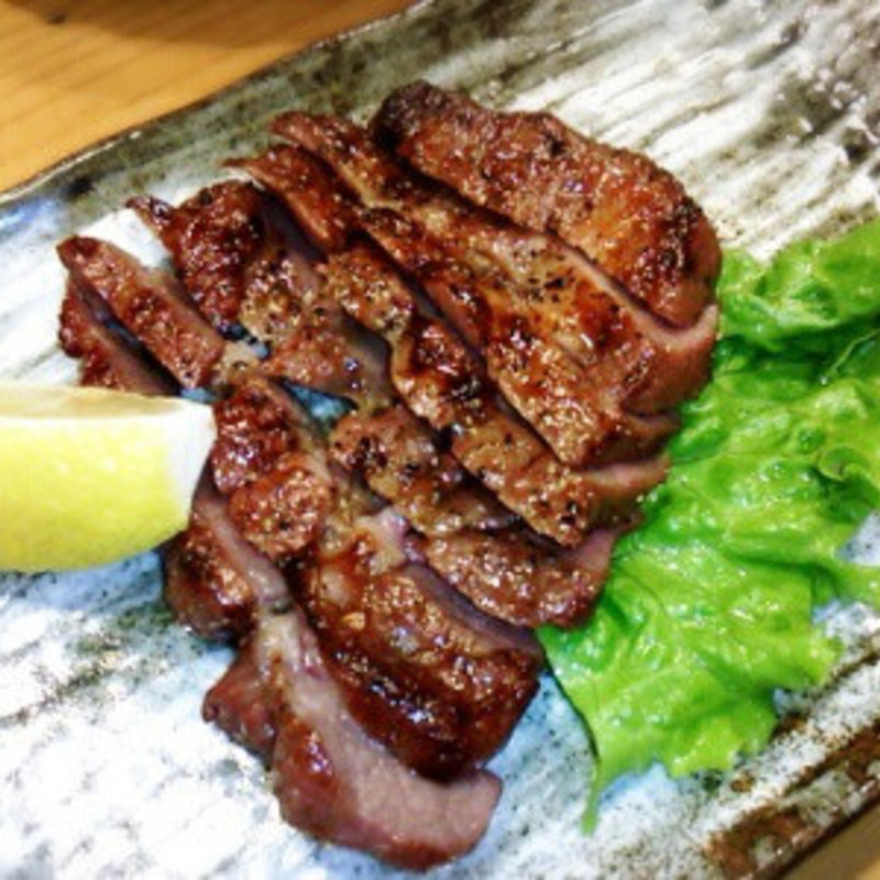 厚切り牛タン炭火焼き(遊食館えん家)