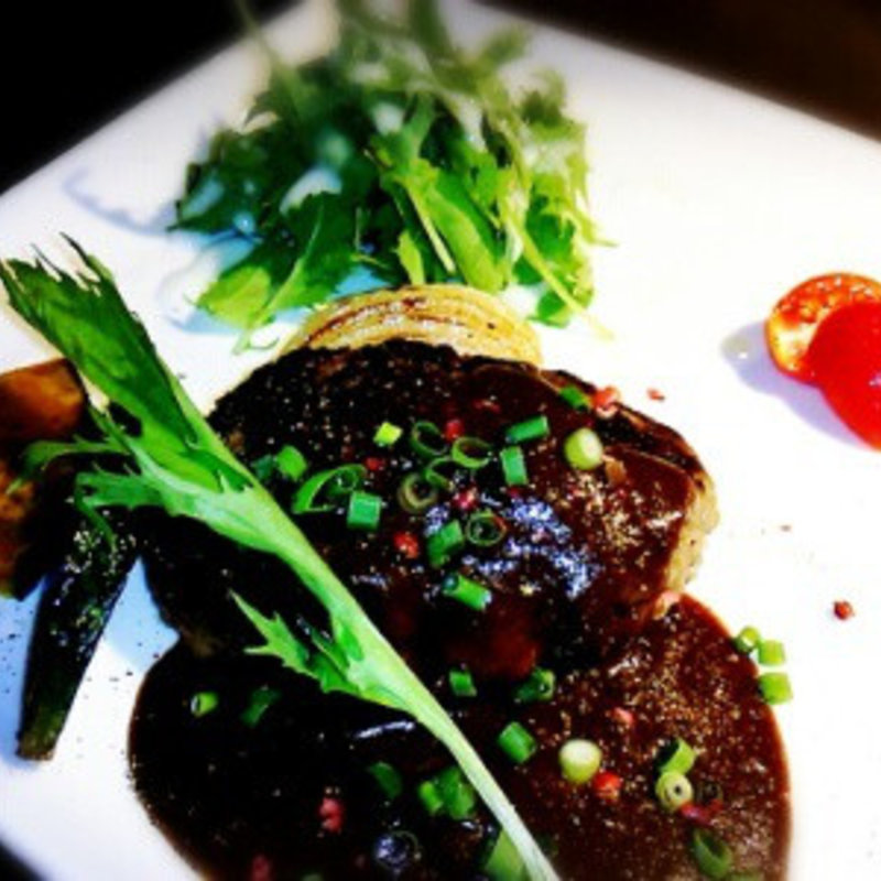 十勝いけだ牛の極上粗びきハンバーグ(鉄板焼き じゅって。)