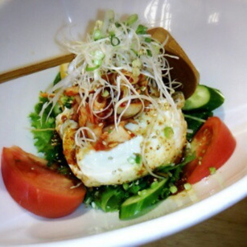 ピリ辛自家製豆腐のサラダ(遊食館えん家)