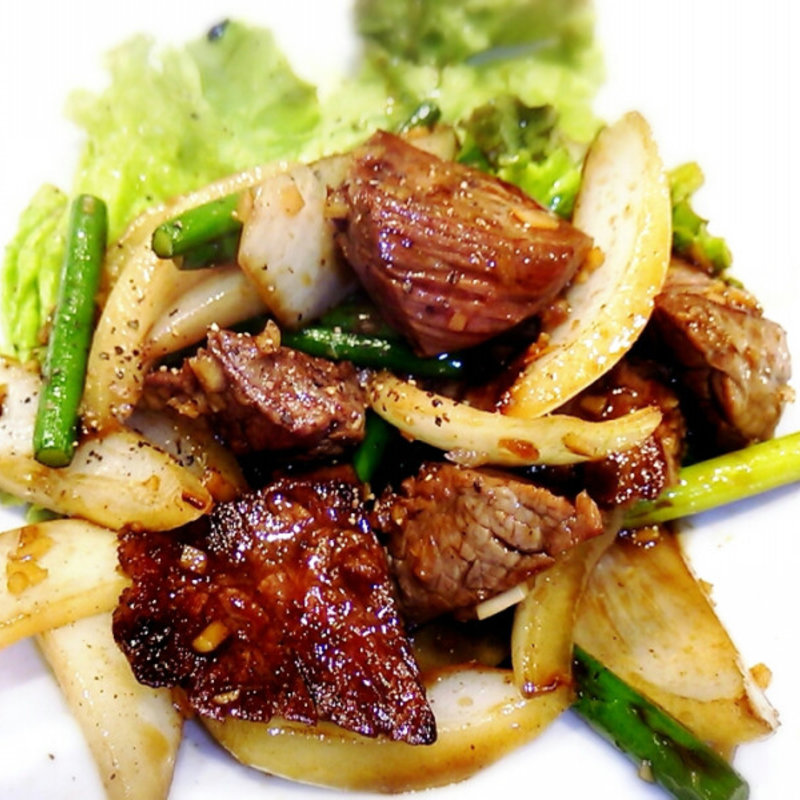 牛サガリとにんにくの芽炒め(ふれあ （クワヤキウオサイフレア）)