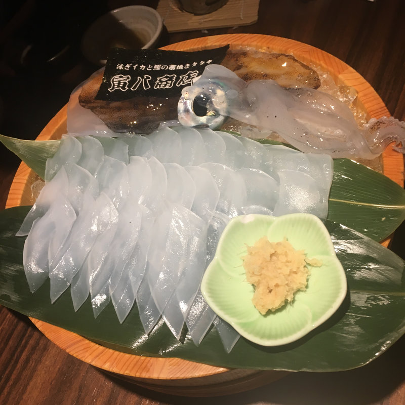 烏賊のお造り(泳ぎイカとカツオの藁焼き 寅八商店 三宮店)