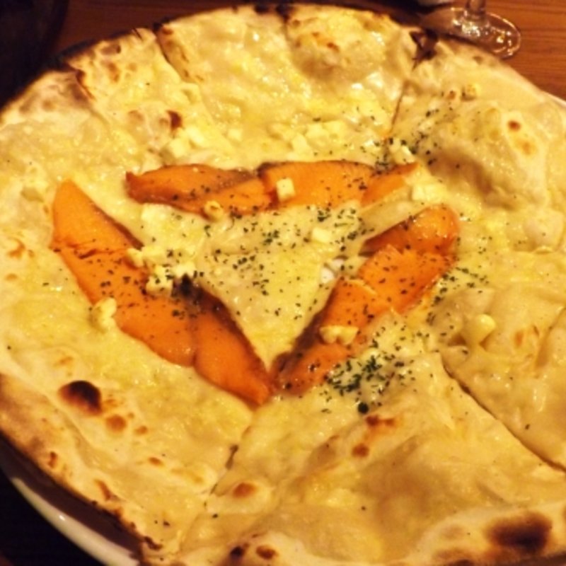 サーモンとWクリームのピザ(CONA（コナ）鹿島田新川崎店)