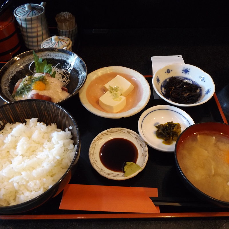 マグロのブツ山かけ定食(まぐろ料理 まんや)