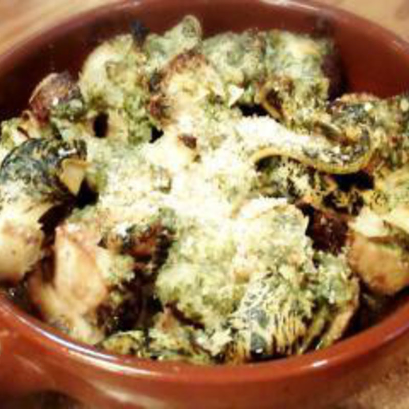 釧路産つぶと十勝マッシュルームの香草バター焼き(ロロロッソ （L'oro rosso）)