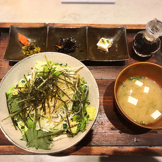 炙りアボカドとマグロのどんぶり(CORDUROY cafe KITTE（コーデュロイカフェ キッテ博多店）)