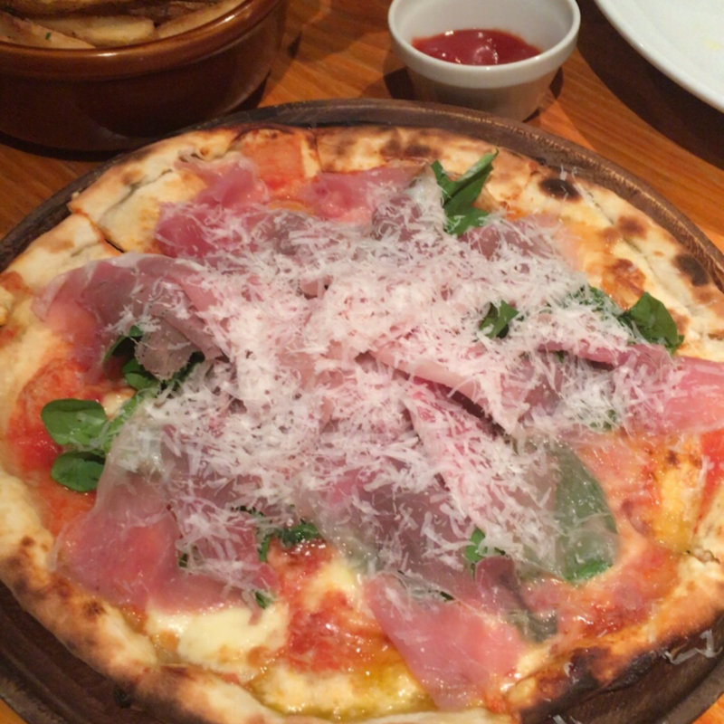 生ハムとルッコラのピザ(タベルナ・ベオーネ )