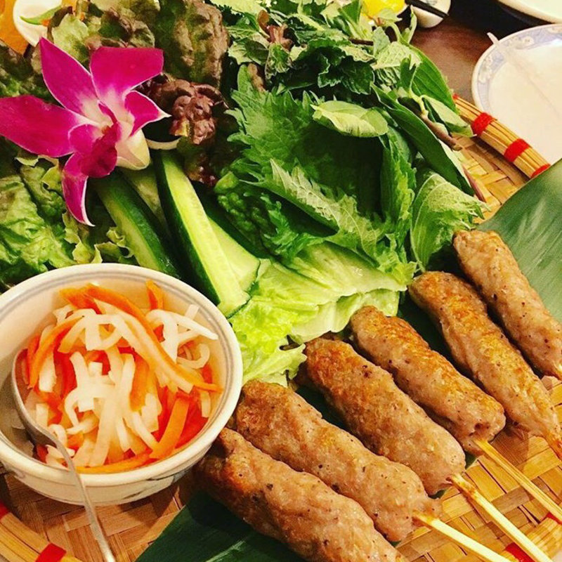 ダナン名物ネム ルイ〜エビつくね串の網焼き ライスペーパーとゴマ味噌だれ付き(ベトナムキッチン アンヴィエット)