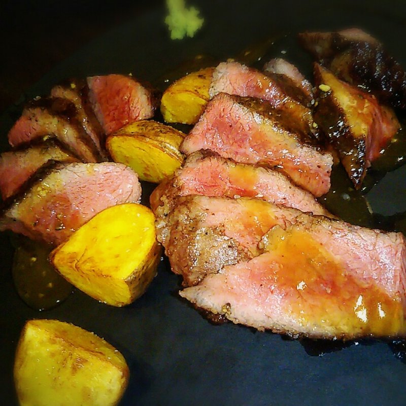 A4白老和牛モモ肉のロースト グリンペッパーソース(Agora sapporo （アゴーラ サッポロ）)