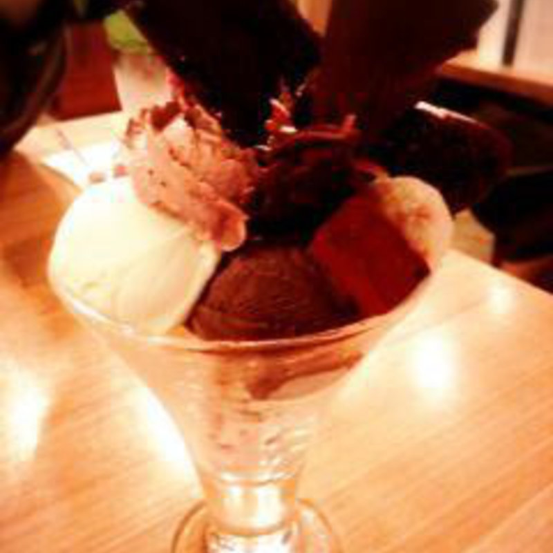 3種の生チョコレートとピスタチオのパフェ(Dip&Merry)