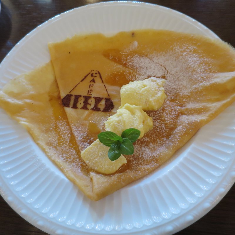 メープルシロップの塩バタークレープ 自家製プリンを添えて(Cafe1894)
