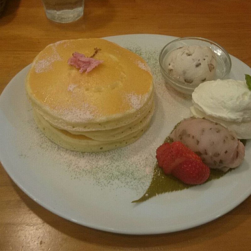 桜と塩生クリームのパンケーキ(パンケーキママカフェ VoiVoi （ヴォイヴォイ）)