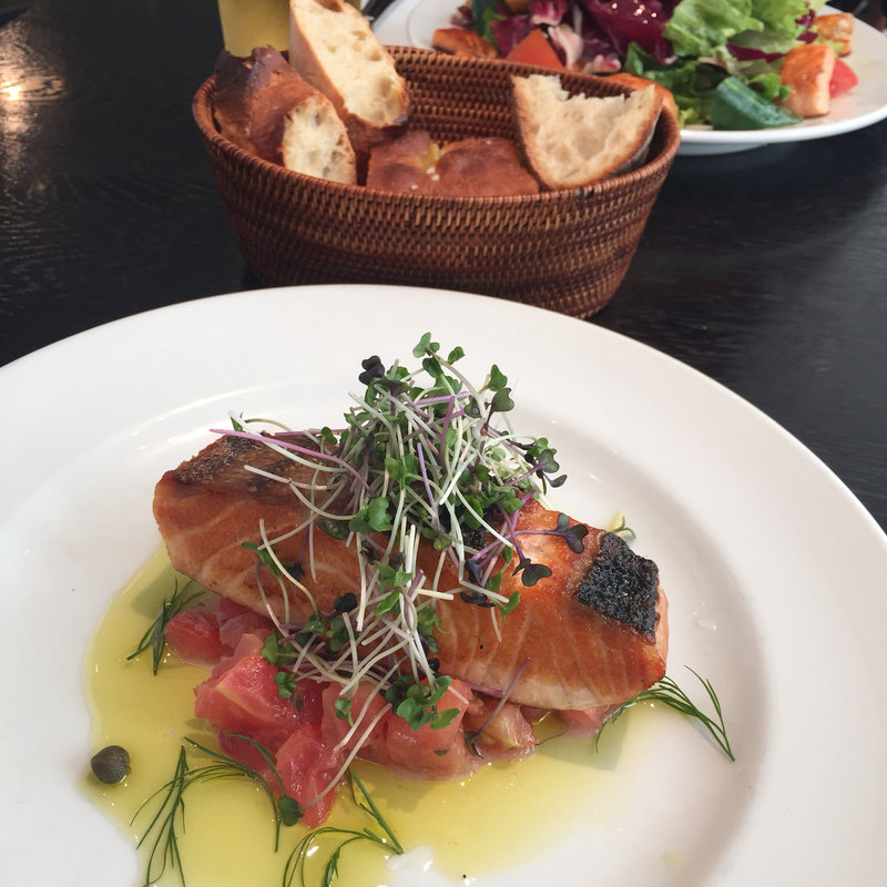 自家燻製サーモンのレアソテー フレッシュトマトソース(THE CITY BAKERY BRASSERIE RUBIN)