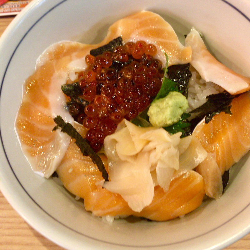 サーモンとイクラの親子丼(目利きの銀次 鹿児島中央西口駅前店)