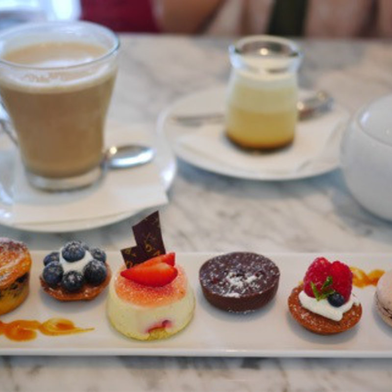 プチガトー盛り合わせ(レトルダムールグランメゾン白金)