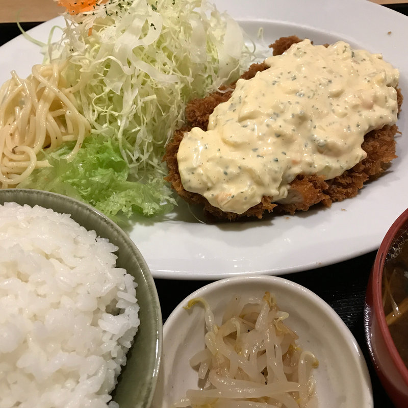 チキンカツのタルタルソースがけ(丸十ワタライ食堂)